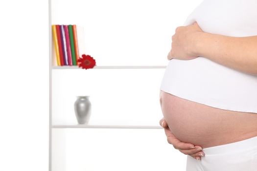 Когда ребенок начинает шевелиться в животе при первой беременности?