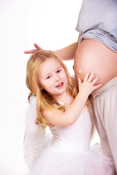 Прекрасная блондинка модель волос Ангел обнимает беременный живот — стоковое фото