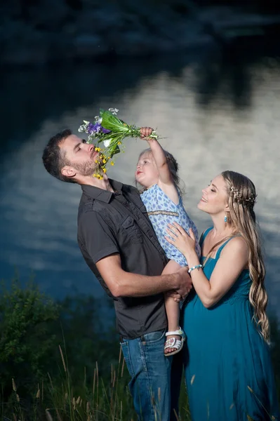 Отец, дочь и беременная мать, развлечения на открытом воздухе. Счастливая семья — стоковое фото