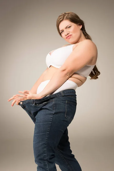 Избыточный вес женщина формальным джинсы — стоковое фото