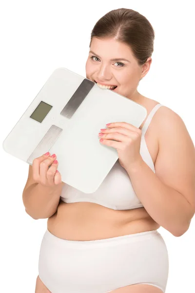 Избыточный вес кусаться весы женщина — стоковое фото