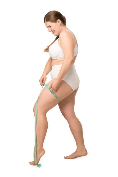 Женщина, измерения ногу с избыточным весом — стоковое фото