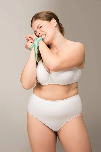 Избыточный вес женщины связаны с измерительной ленты — стоковое фото