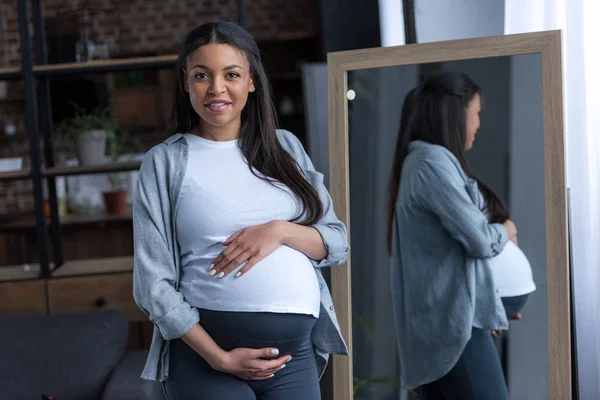 Афро Американских Беременная Женщина Большой Живот Стоя Зеркало — стоковое фото