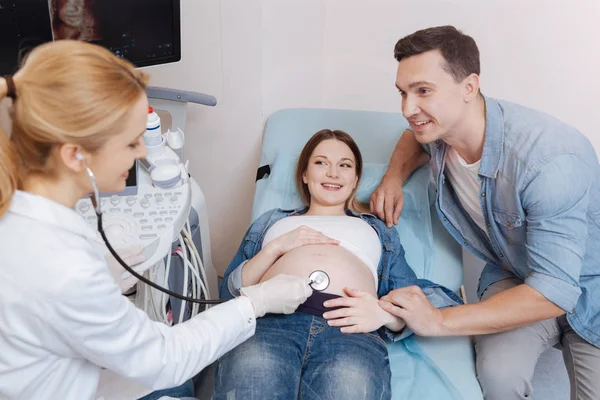 Будущего молодого отца, поддерживая беременная жена — стоковое фото
