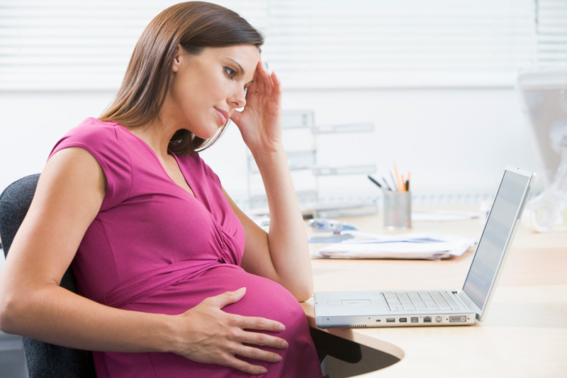 Переутомление, физическая перегрузка и тренировочные схватки - причины болей в животе у будущих мамочек в последние два месяца перед родами.