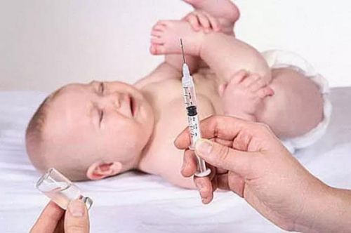 Младенцу делают прививку