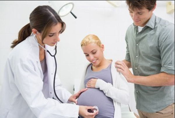Беременную осматривает врач