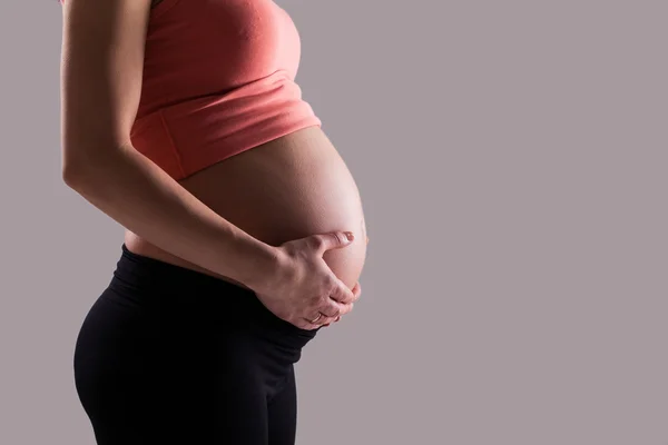 Красивый беременный живот — стоковое фото