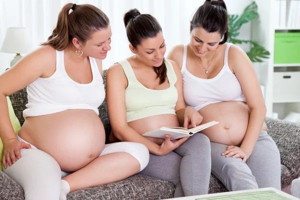 Беременные женщины, читая книгу — стоковое фото