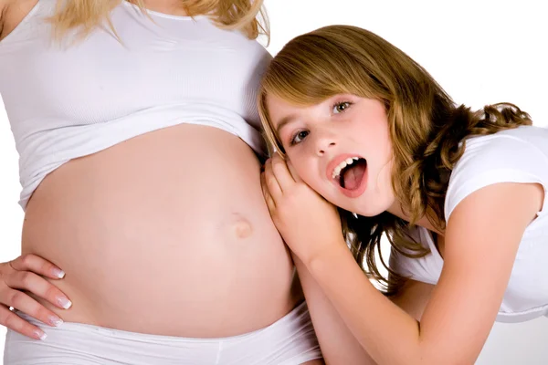 Удивлены слуха звуки из моей тети беременный живот — стоковое фото