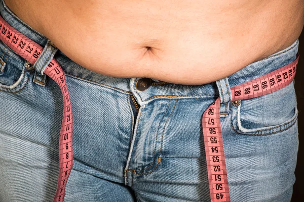 Женщины показаны жир живота — стоковое фото