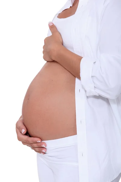 Женщина, обнимая ее беременный живот — стоковое фото
