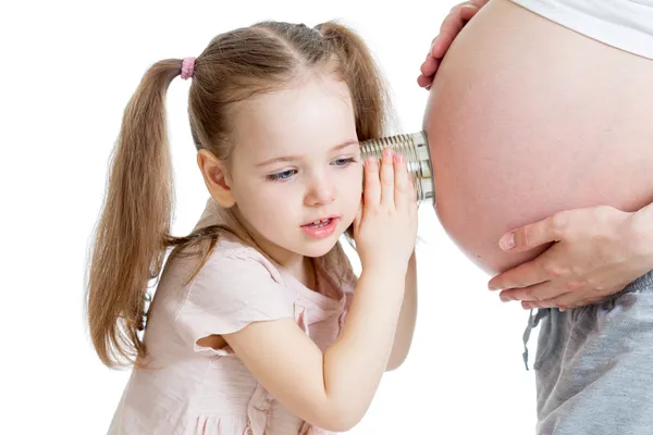 Малыш девушки прослушивания с может живот беременной матери — стоковое фото
