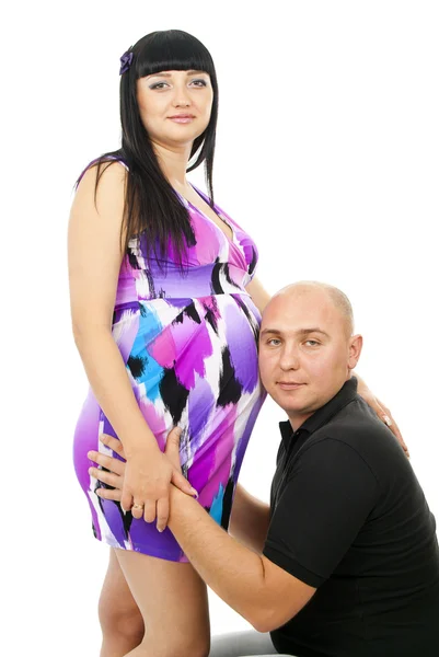 Счастливый муж слушает живот беременная девушка — стоковое фото