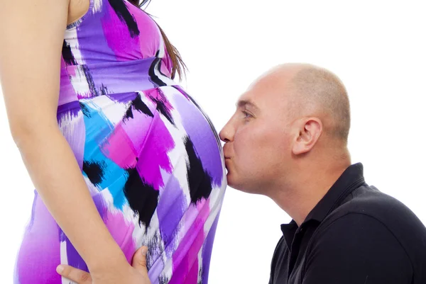 Муж целуя беременный живот — стоковое фото