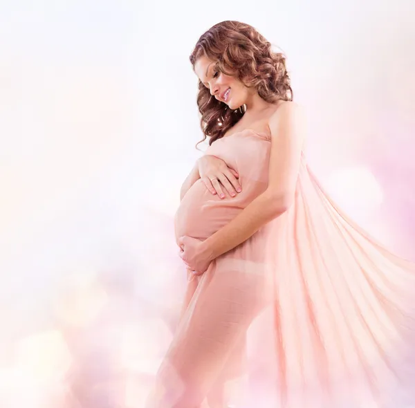 Красота беременная женщина в дует розовый шифон шаль — стоковое фото