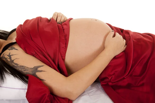 Беременная женщина с татуировками — стоковое фото