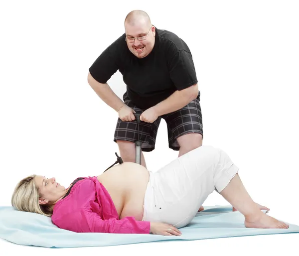 Смешно картина избыточного веса человека насосных большой живот жену — стоковое фото
