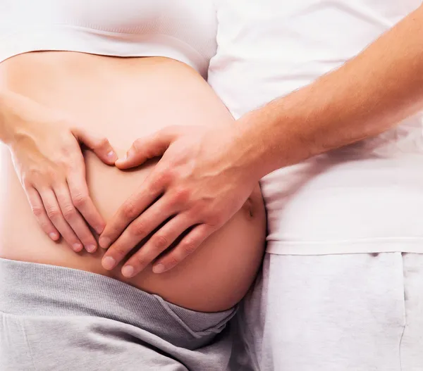 Тело беременной женщины и любящий человек — стоковое фото