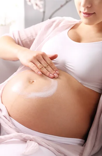 Растяжки во время беременности — стоковое фото
