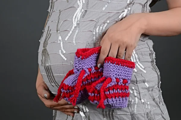 Беременный живот и носки — стоковое фото