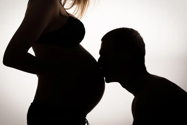 Профиль силуэт человека, целуя беременный живот его концепции woman.family, любовь и заботу — стоковое фото