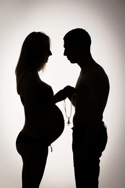 Профиль силуэт человека, целуя беременный живот его концепции woman.family, любовь и заботу — стоковое фото