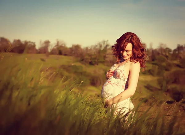 Молодые счастливы беременная женщина, расслабиться и наслаждаться жизнью в природе — стоковое фото