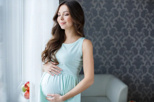 Беременная женщина прикосновения руки большой живот — стоковое фото