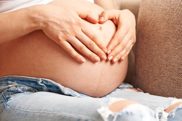 Беременная женщина на дому — стоковое фото