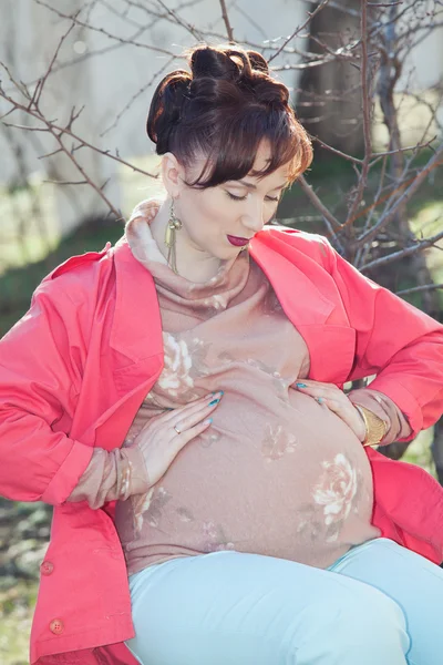Красивая молодая беременная женщина в наружную весну — стоковое фото