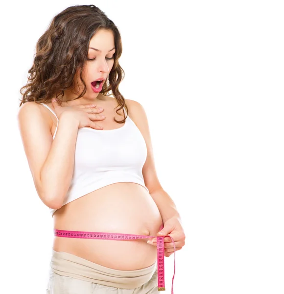 Измеряя беременный живот беременной женщины — стоковое фото