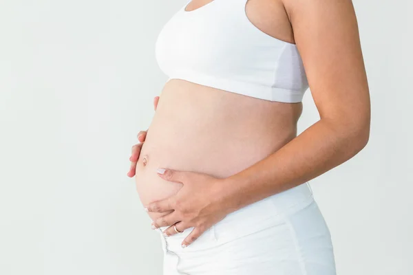 Беременная женщина трогательно желудка — стоковое фото