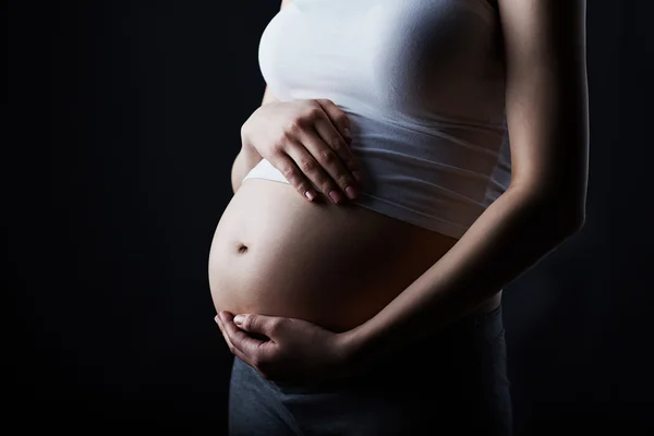 Беременный живот женщины — стоковое фото