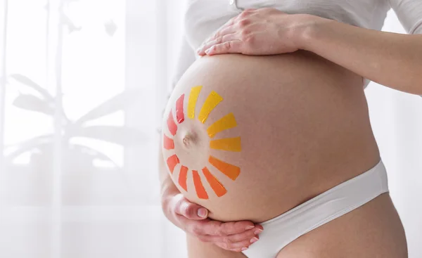 Красивая беременная женщина загрузки — стоковое фото