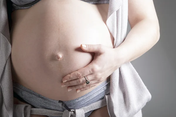 Беременная женщина в студии — стоковое фото