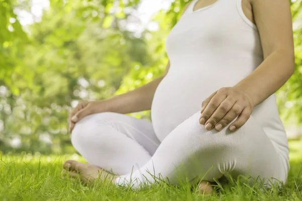 Беременная женщина расслабляющий в природе — стоковое фото