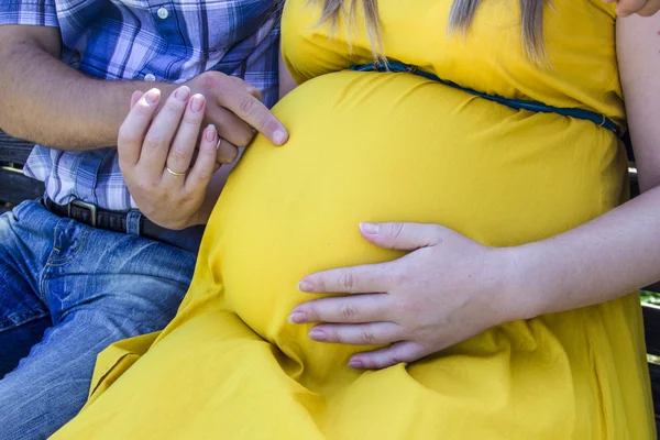 Счастливые и молодых беременных пара на природе — стоковое фото