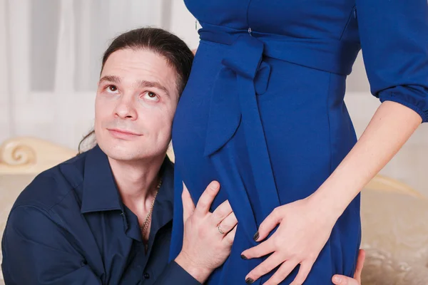 Обнимает беременный живот мужской руки — стоковое фото