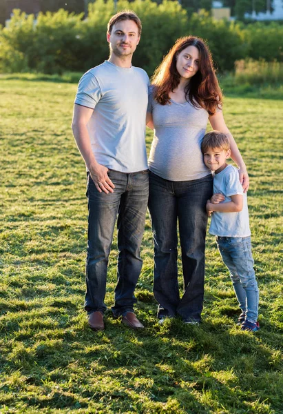Счастливая семья беременных — стоковое фото