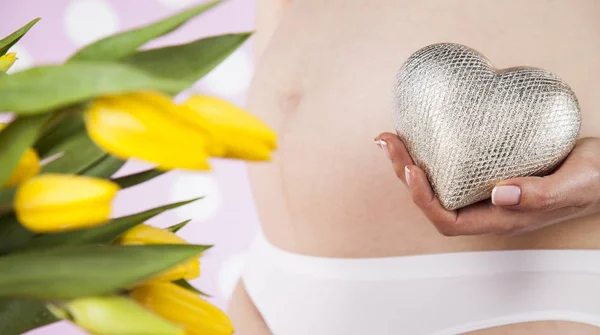 Закрыть милый живот беременной — стоковое фото