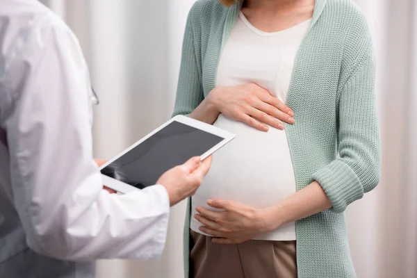 Доктор и беременная женщина — стоковое фото