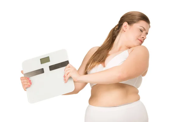 Женщина, держащая весы с избыточным весом — стоковое фото