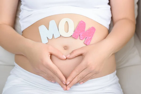 Беременная женщина с мамой слово — стоковое фото