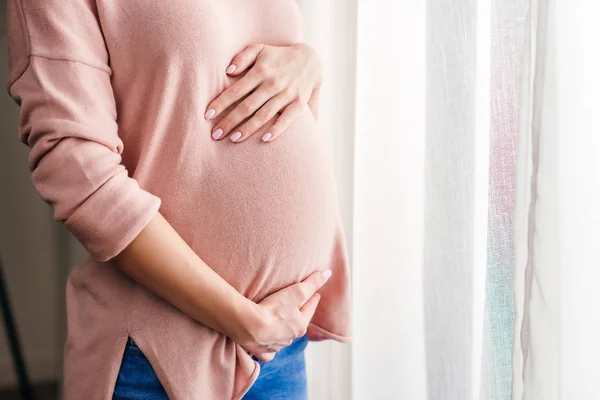 Касаясь живот беременной женщины — стоковое фото