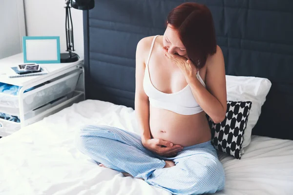 Беременная женщина страдает с тошнотой — стоковое фото