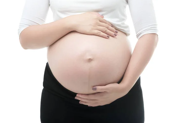 Беременная женщина, касаясь ее большой живот — стоковое фото