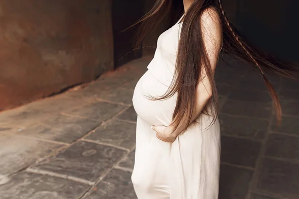 Беременная женщина, держа ее большой живот — стоковое фото