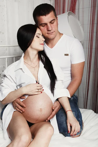 Человек и беременная женщина, нежно обнимать — стоковое фото
